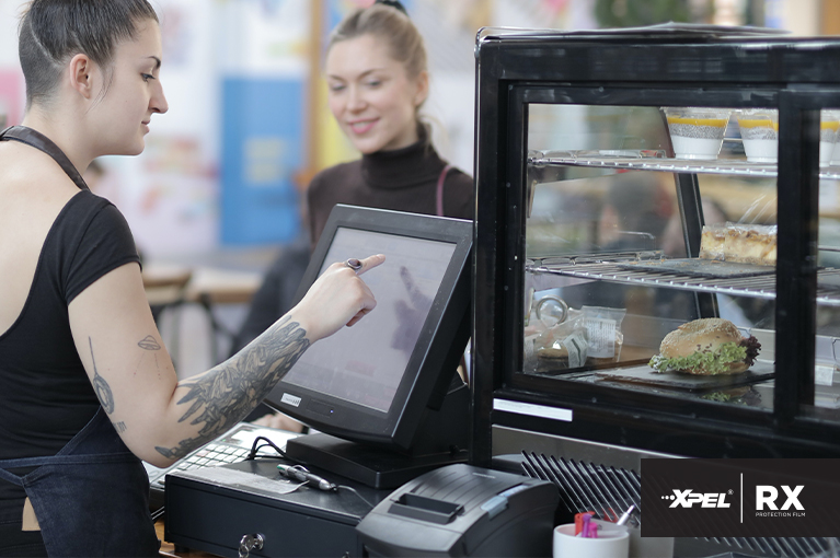 Kioski i systemy punktów sprzedaży   RXTM 10 można stosować na dużych płaskich ekranach, takich jak kioski, systemy POS i wyświetlacze komercyjne.